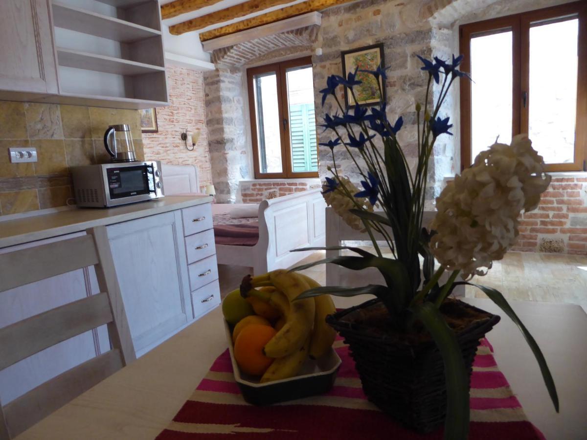Apartaments Charlie Chaplin Kotor Luaran gambar
