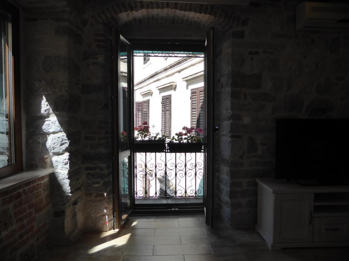 Apartaments Charlie Chaplin Kotor Luaran gambar