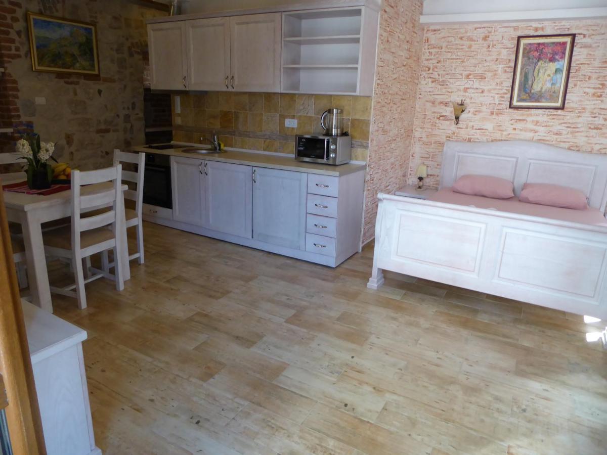 Apartaments Charlie Chaplin Kotor Luaran gambar